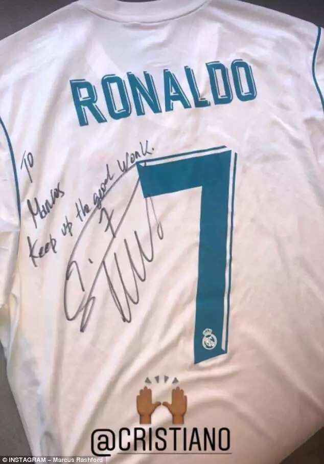 Ronaldo gifts Rashford a Real Madrid jersey
