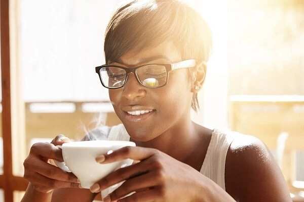 woman with soursop leaves tea