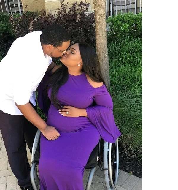 Popular Nigerian blogger in wheelchair Lizzy Oke announced her pregnancy with beautiful photos