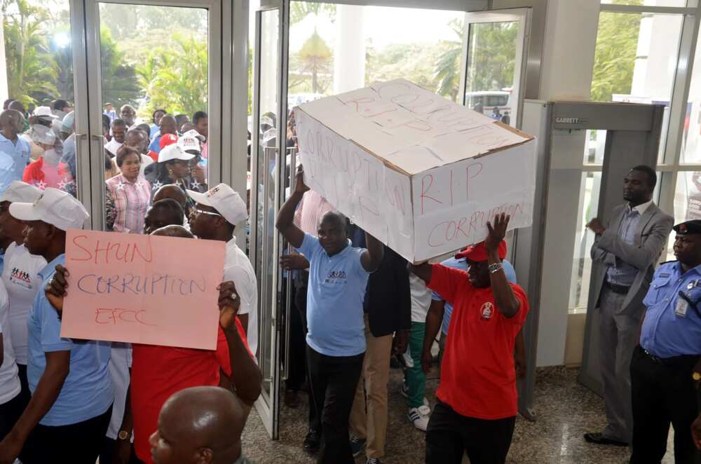 (PHOTOS): Angry Youths Make Coffin For Corruption In Nigeria