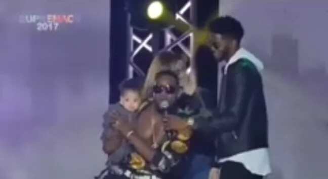 Music star D’banj finally steps out with his son and wife on stage (video)
