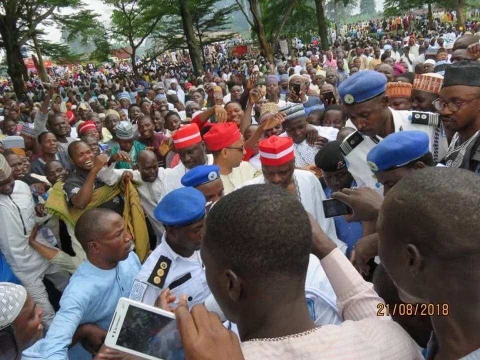 Kwankwaso yayi bikin babbar sallah a wajen yawon neman shugaban kasa Kwankwaso yayi bikin babbar sallah a wajen yawon neman shugaban kasa