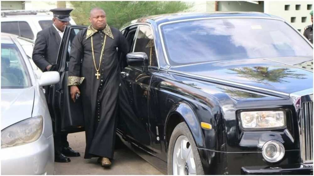 Hotunan motar alfarma ta Naira miliyan 108 da wani fitaccen malamin addini ya siya Hotunan motar alfarma ta Naira miliyan 108 da wani fitaccen malamin addini ya siya