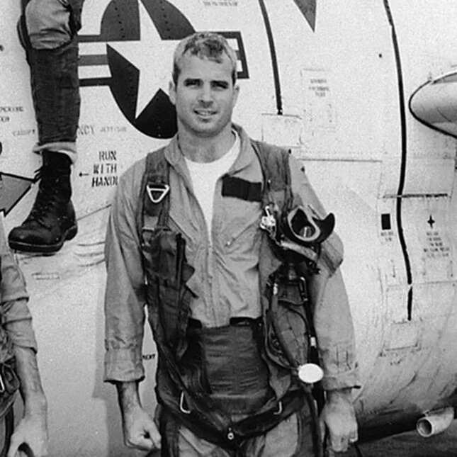 John McCain a lokacin da yake sojan ruwa John McCain a lokacin da yake sojan ruwa