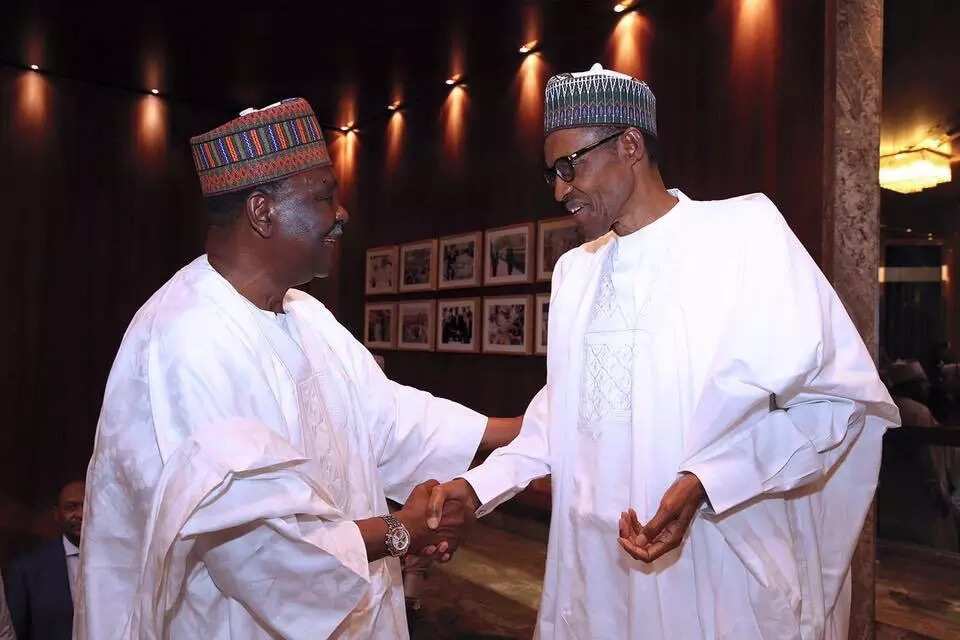 Tsohon shugaban Najeriya ya jagoranci yin addu'a ga Buhari Tsohon shugaban Najeriya ya jagoranci yin addu'a ga Buhari