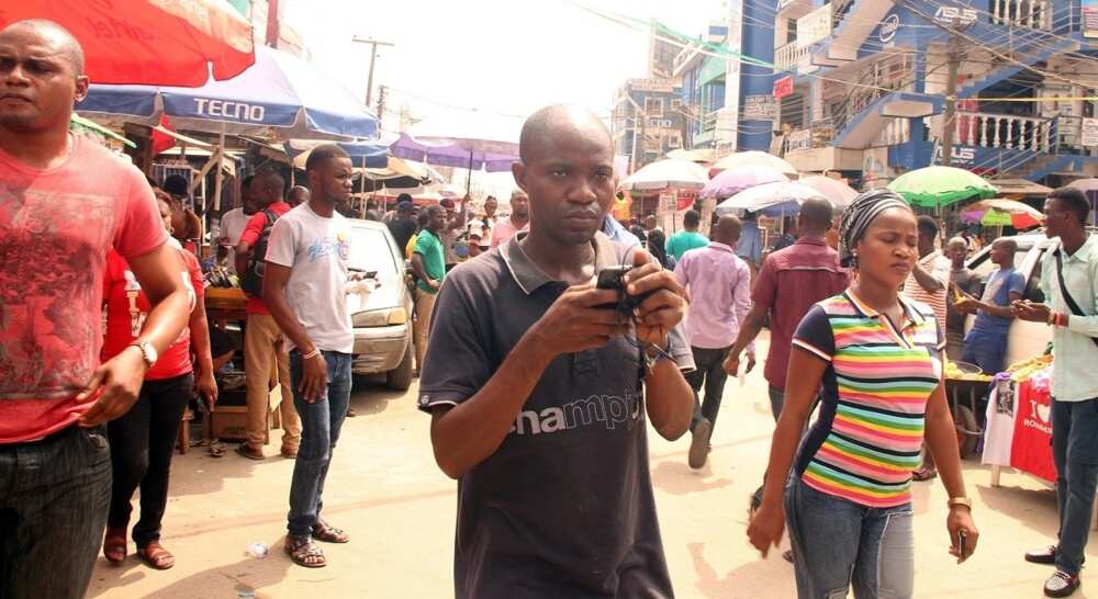 Sabbin wayoyin salular da kamfanin Apple ya fitar, 'yan Najeriya suna rububi Sabbin wayoyin salular da kamfanin Apple ya fitar, 'yan Najeriya suna rububi