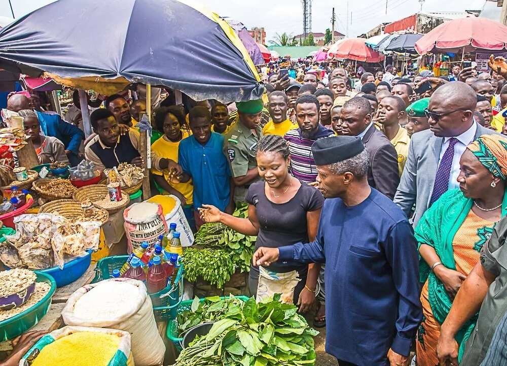 Hotunan ziyarar Osinbajo a kasuwar Utako dake Abuja