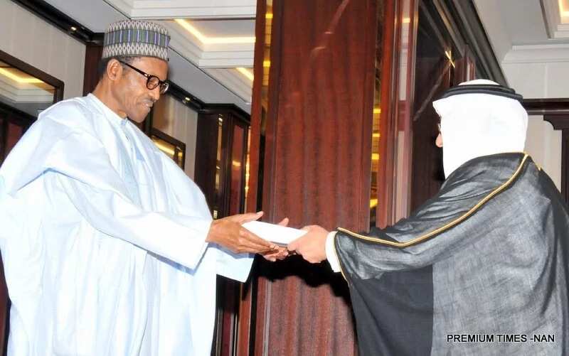 Jirage 35, yan rakiya 1,455; Karanta yadda sarkin ke facaka da kudi yayin tafiya Jirage 35, yan rakiya 1,455; Karanta yadda sarkin ke facaka da kudi yayin tafiya