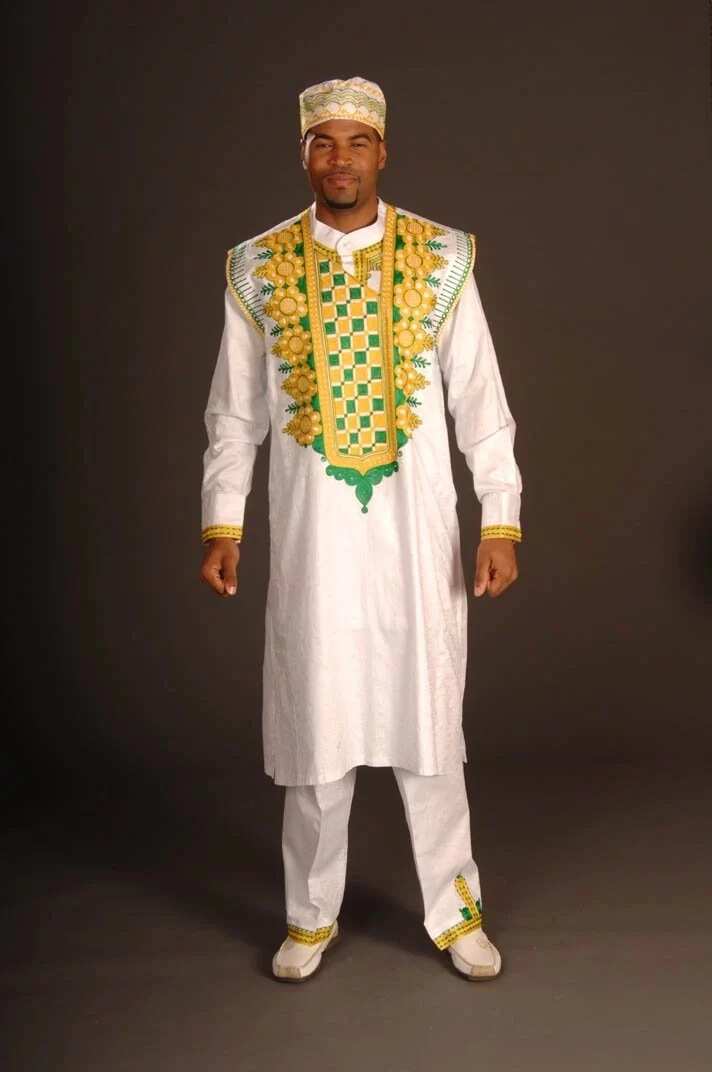 white aso ebi. wear fula with white. how to wear fula with white traditional garment. what goes good with white and gold fula? what goes good with white aso ebi for males?