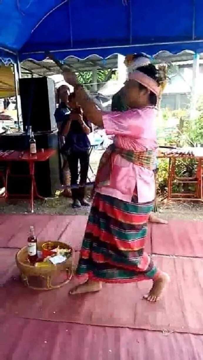 A garin wasa da zungureriyar wuƙa, ɗan tauri ya hallaka kansa (Hotuna) A garin wasa da zungureriyar wuƙa, ɗan tauri ya hallaka kansa (Hotuna)
