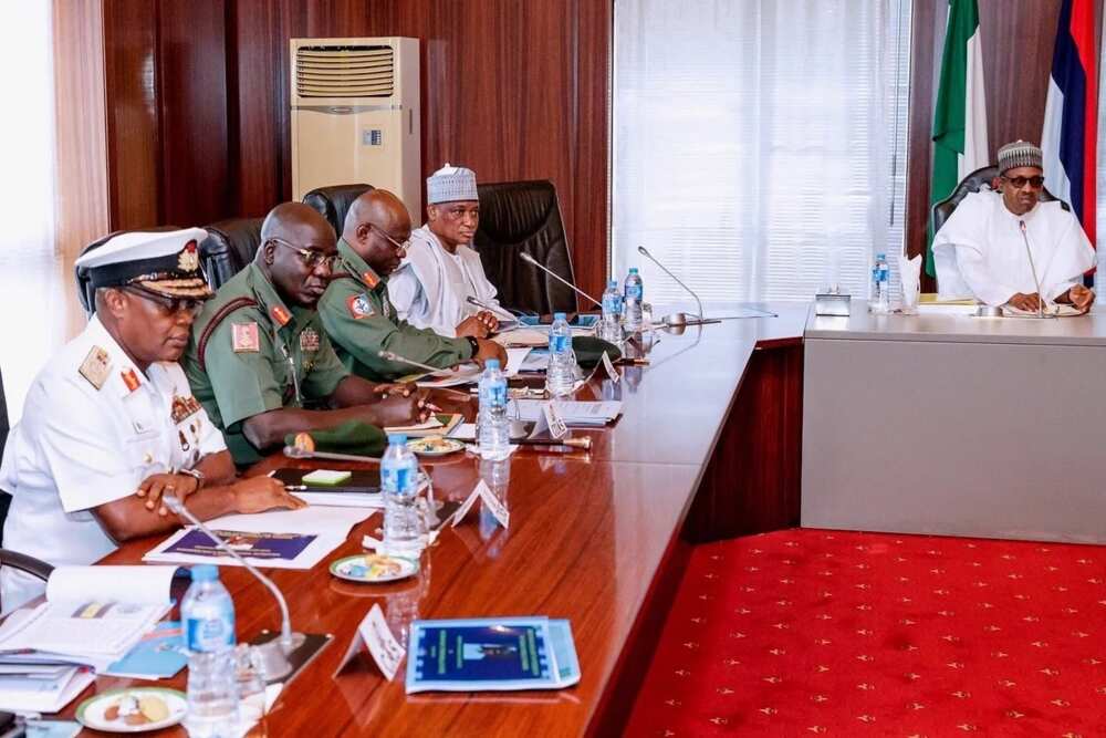 Yanzu Yanzu: Buhari ya koma bakin aiki, yayi ganawar sir da shugabannin tsaro (hotuna) Yanzu Yanzu: Buhari ya koma bakin aiki, yayi ganawar sir da shugabannin tsaro (hotuna)