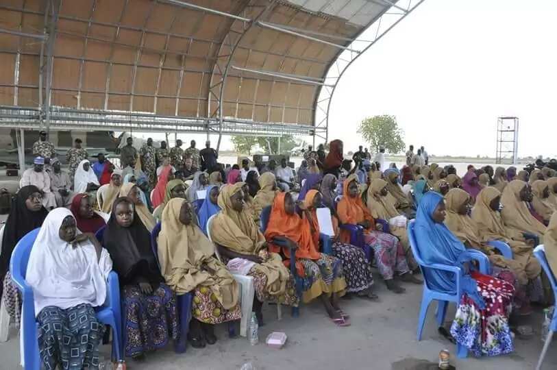 Army hands over Dapchi girls to FG (photos)