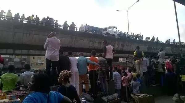 PHOTOS: Trailer Skids On Ojuelegba Bridge, Lands On Cars