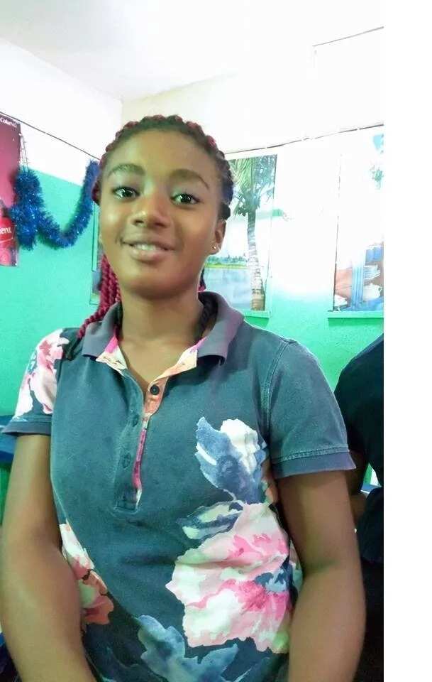 Meet beautiful young lady who sells groundnut to pay her school fees (photos)