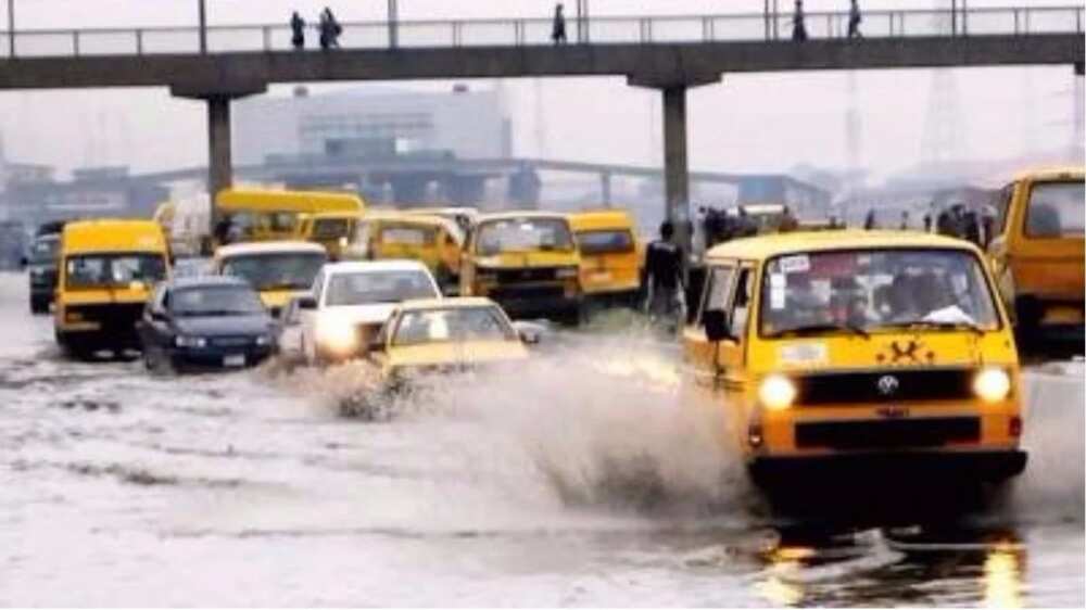 Flooding on Lagos highways. 
Source: Facebook, Rapid Response Squad