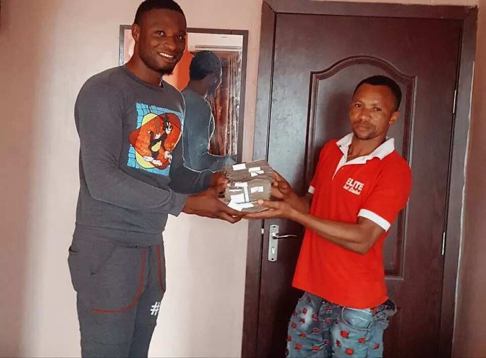 Prophet Andrew Ejimadu Seer 1 Gives N1million To A Cleaner He Met In Hotel (Pics)