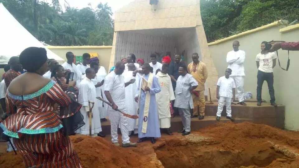 Tears as Ozubulu church victims are buried (photos) Tears as Ozubulu church victims are buried (photos)