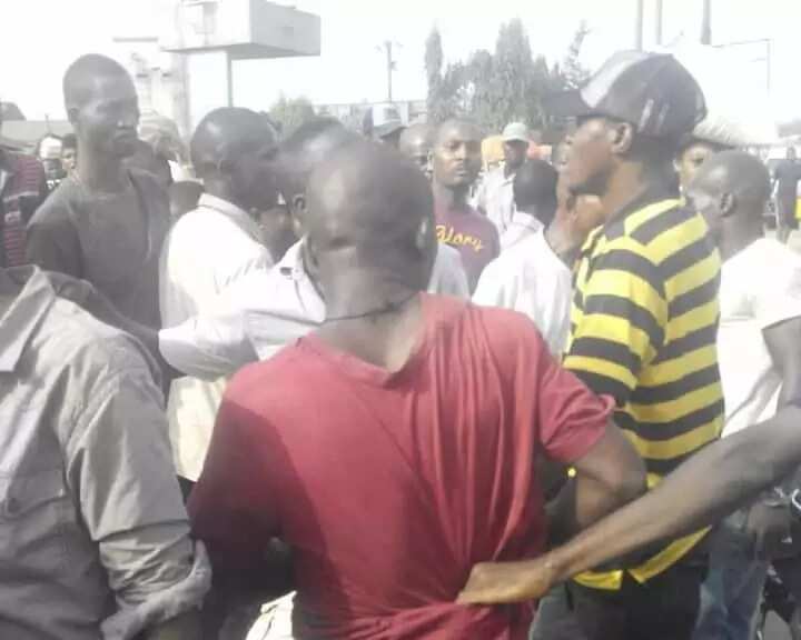 ANGRY MECHANICS BEAT UP PHONE THIEF MERCILESSLY IN ANAMBRA STATE