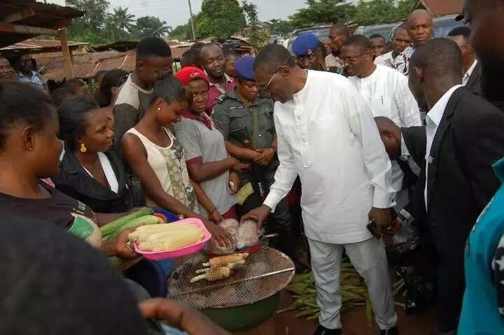 Anambra guber: Senator Andy Uba socialize with Anambraians, promise them a better deal if elected