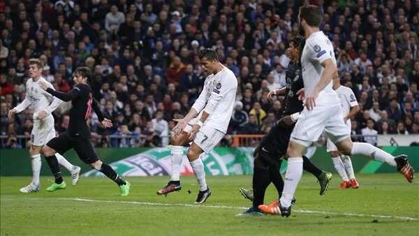 Rooney Finally Scores A Goal, Madrid Survive PSG Onslaught