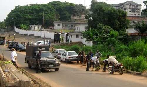 Policeman shot as daredevil robbers attack bullion van in Ondo