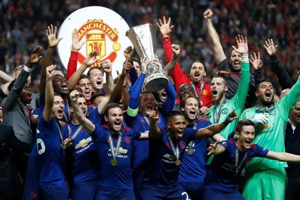 Manchester United lift Europa League trophy (photos)