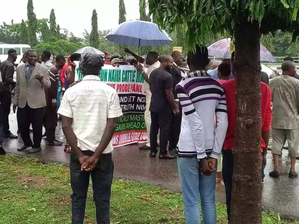 Group protest in National Assembly over alleged misappropriation of ranching fund (photos)