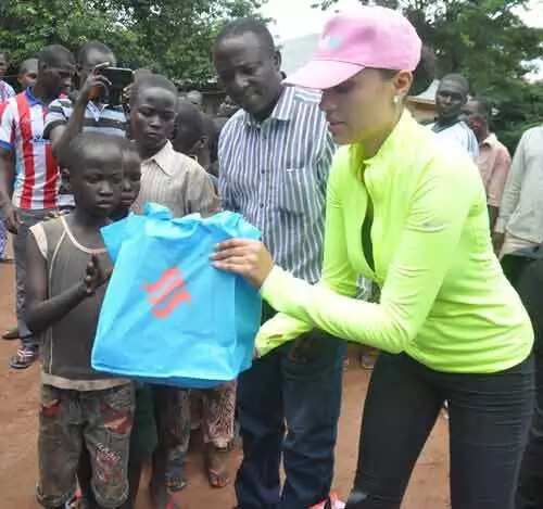 Iara Oshiomhole Visits IDP Camp In Edo