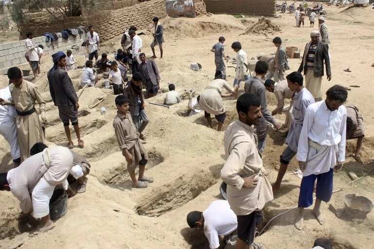 Yayin haƙa kaburburan wadanda ajali ya katsewa hanzari a 'Kasar Yemen