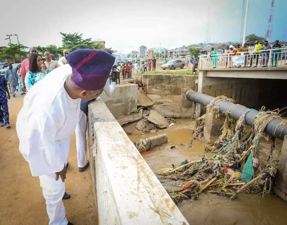 Governor Amosun deploys cabinet members to join in clearing debris caused by flood