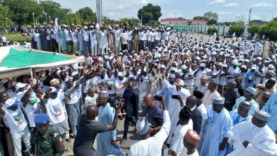 Gwamna Ganduje ya raba miliyan N275m ga matasa 8,800 karkashin tsarin tallafin Buhari, hotuna