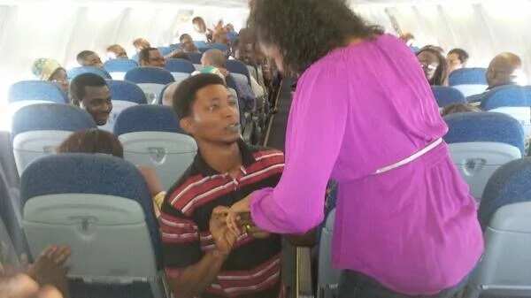 Abin sha'awa! Wani mutum ya bukaci budurwarsa ta aureshi cikin jirgi (Hotuna) Abin sha'awa! Wani mutum ya bukaci budurwarsa ta aureshi cikin jirgi (Hotuna)