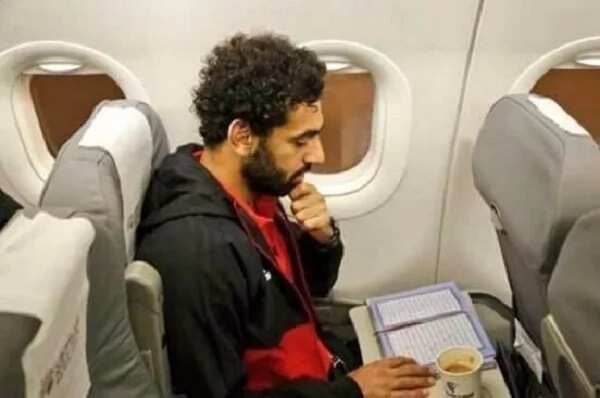 Duk inda dan kwallon Liverpool Mohammed Salah zaije da Kur’ani yake zuwa don karantawa (hotuna)