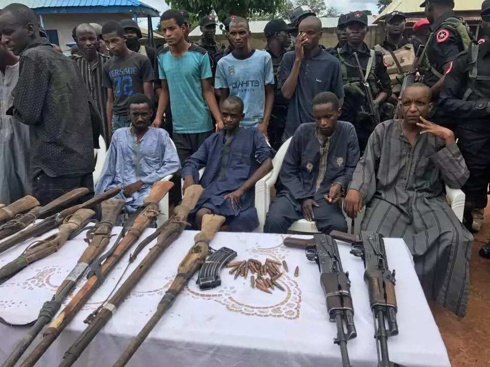Police arrest kidnappers operating on Abuja-Kaduna expressway, confiscate various weapons Police arrest kidnappers operating on Abuja-Kaduna expressway, confiscate various weapons