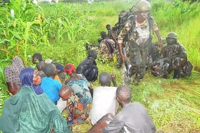 Hotunan artabun da Soji su kayi da Boko Haram yayin da suka ceto mutane 21 da aka sace
