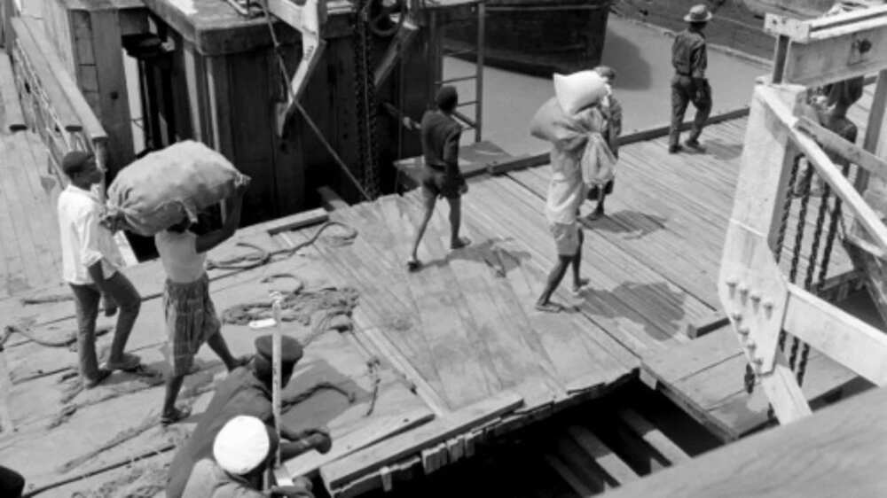 During the Biafran war, civilians unload a ferry that carries relief between Calabar and Oron on September 09, 1968 / AFP PHOTO / Colin HAYNES
