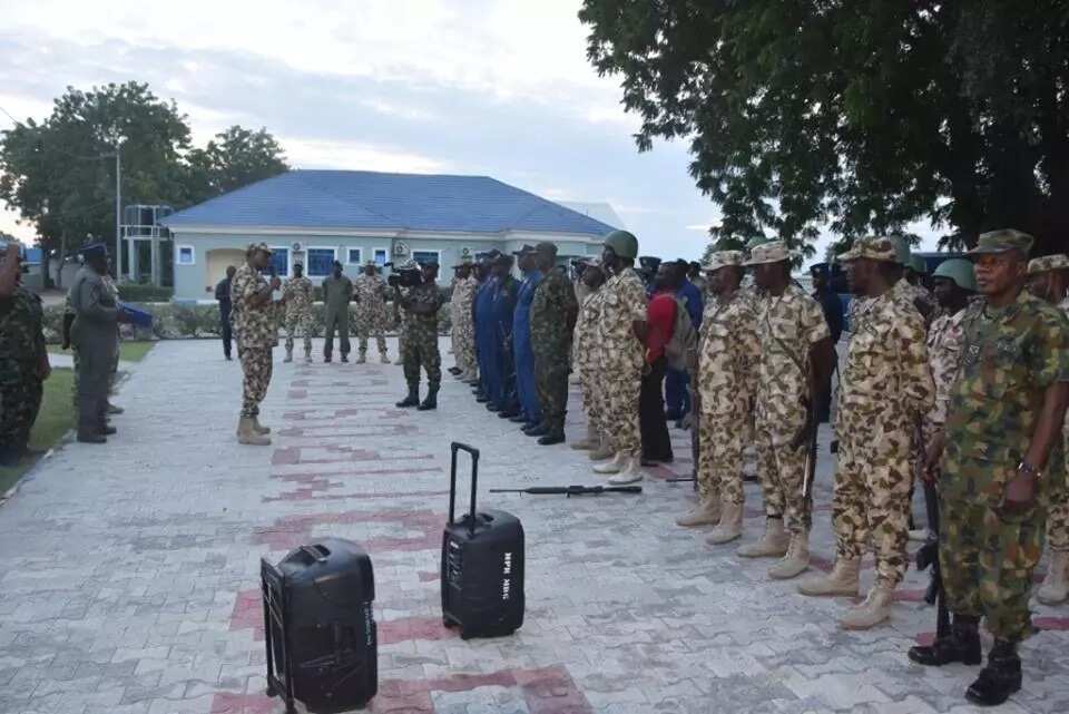 Babban hafsan Sojan sama ya ziyarci Sojojin dake bakin daga don gudanar da bikin Sallah Babban hafsan Sojan sama ya ziyarci Sojojin dake bakin daga don gudanar da bikin Sallah