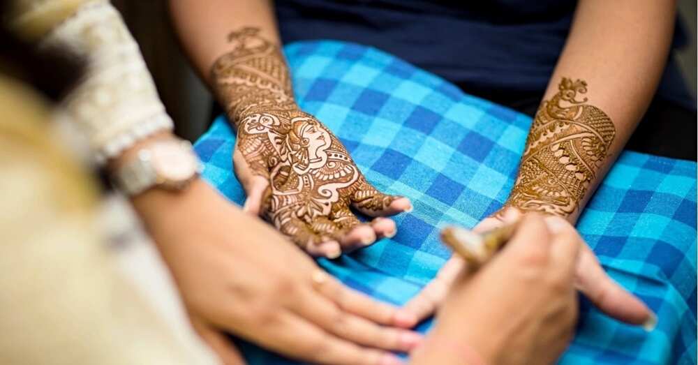 How to apply henna on the hands?