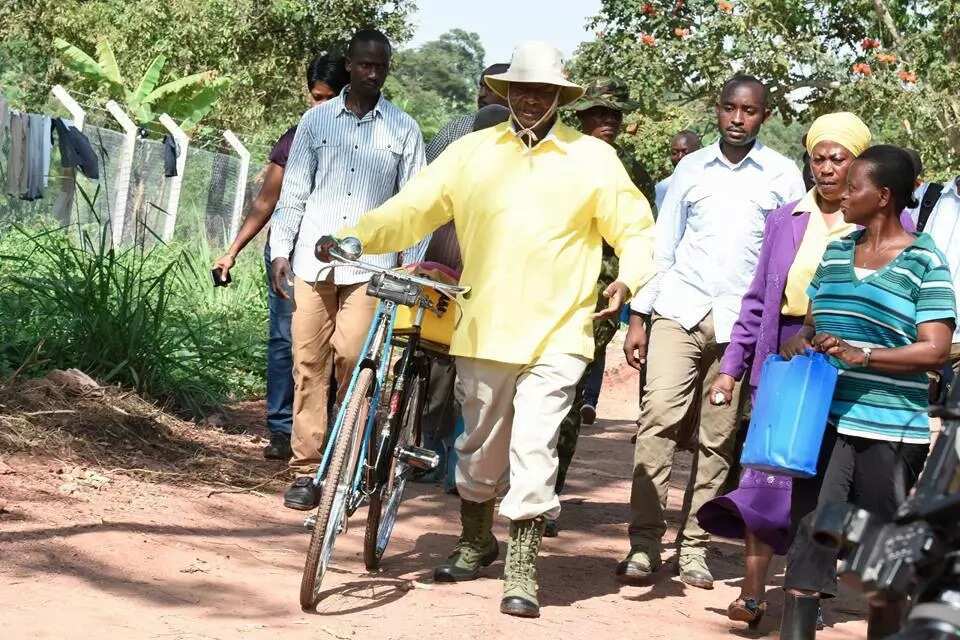 Anga shugaban kasar Uganda yana diban ruwa zuwa gonarsa Anga shugaban kasar Uganda yana diban ruwa zuwa gonarsa