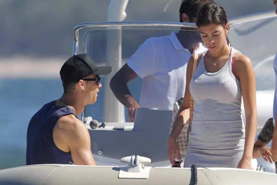 Cristiano Ronaldo's girlfriend finally shows off baby bump amid pregnancy rumor (photos)