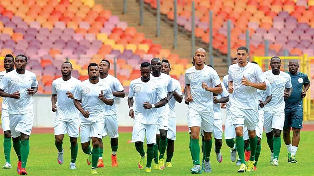 'Yan wasan kwallon kafa 5 da ake tunanin zasu mara wa Victor Moses baya 'Yan wasan kwallon kafa 5 da ake tunanin zasu mara wa Victor Moses baya