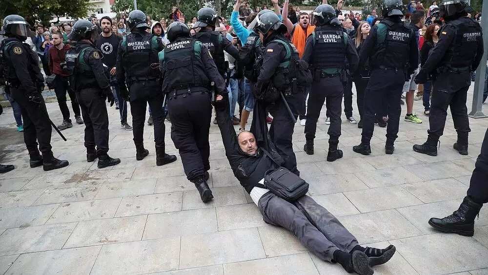 400 injured as police attack voters at Catalan independence referendum