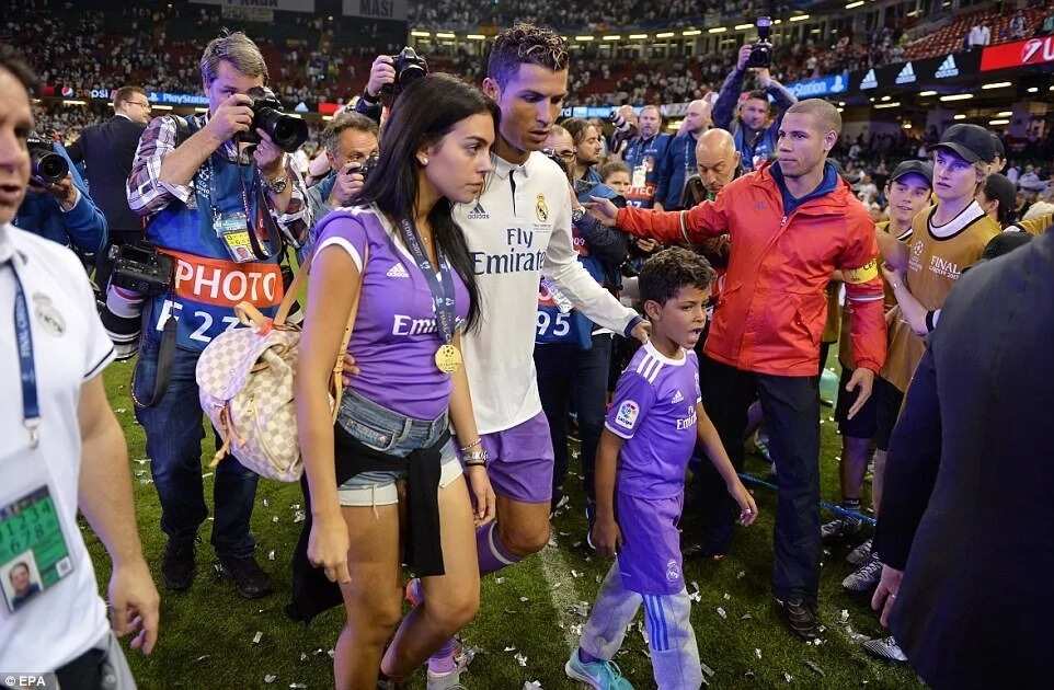 An samu karuwa: Dan wasa Ronaldo ya samu ‘yan biyu