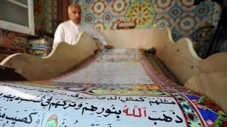 Marubuci ya kafa tarihi yayin daya rubuta Qur’ani da yafi tsawo a duniya (Hotuna) Marubuci ya kafa tarihi yayin daya rubuta Qur’ani da yafi tsawo a duniya (Hotuna)