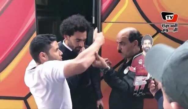 Egypt fan grabs Mohamed Salah's shoulder for selfie in Russia