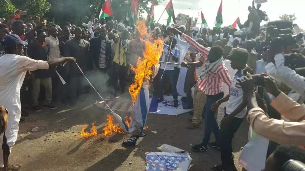 Hankula sun tashi a garin Abuja yayin da yan Shia’a suka kona tutar Amurka da na Israila