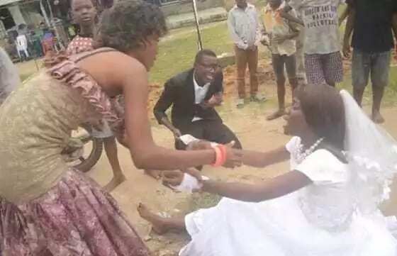 Wata Amarya ta ruga a guje yayin da za a daura mata aure Wata Amarya ta ruga a guje yayin da za a daura mata aure