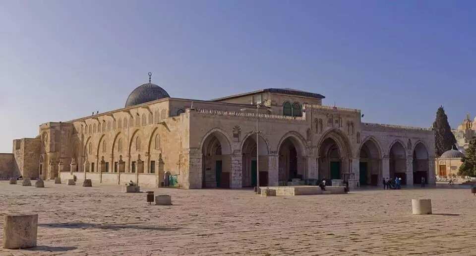 Anyi gumurzu a kofar shiga Masallacin Ƙudus tsakanin Sojoji da Musulmai (HOTUNA) Anyi gumurzu a kofar shiga Masallacin Ƙudus tsakanin Sojoji da Musulmai (HOTUNA)