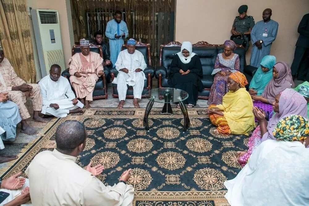 Aisha Buhari ta kai ziyarar ta'aziyya gidansu Baba-Ari Aisha Buhari ta kai ziyarar ta'aziyya gidansu Baba-Ari