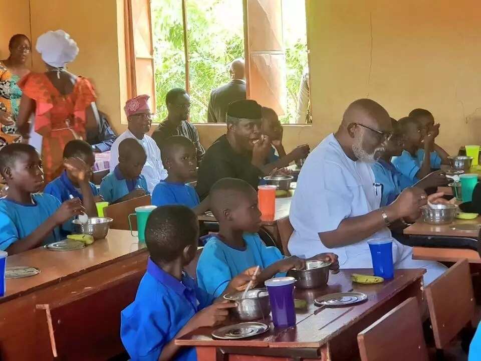 Vice president Yemi Osinbajo and Governor Rotimi Akeredolu shared meal with pupils in Ondo